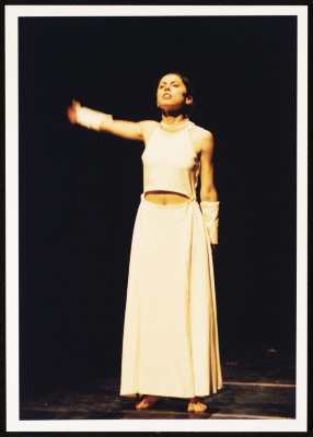 مسرحية من تراب وأرجوان<br />
 