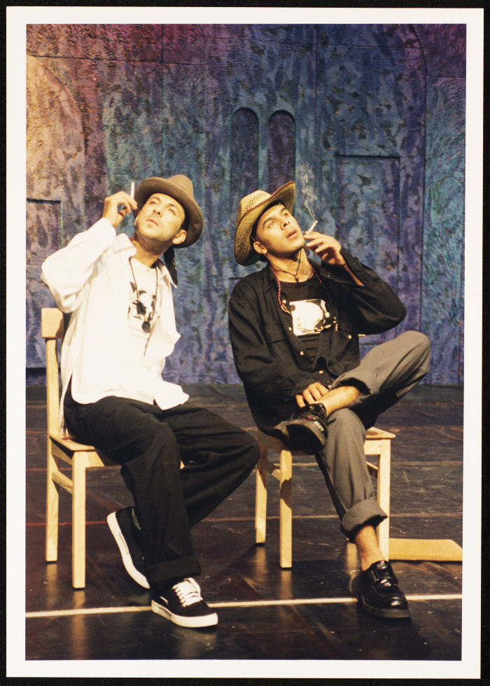 مسرحية من تراب وأرجوان<br />
 