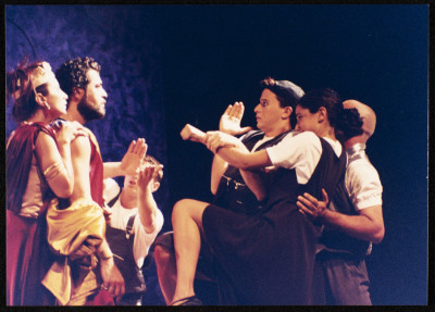 مسرحية من تراب وأرجوان<br />
 