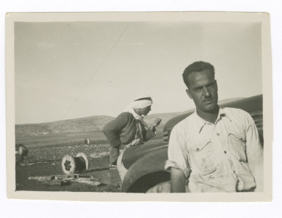 اشخاص يعملون في الزراعة