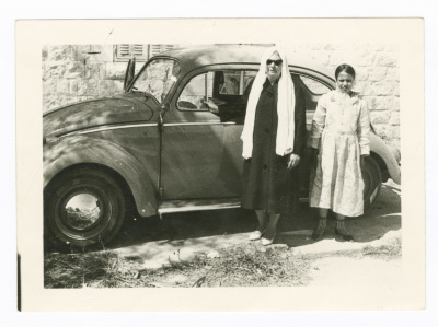 ام وابنتها امام سيارة