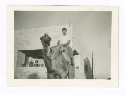 رجل على الجمل