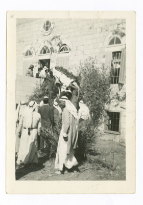 مجموعة من الناس في جنازة