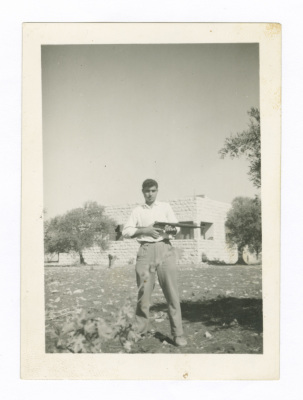 رجل يحمل السلاح