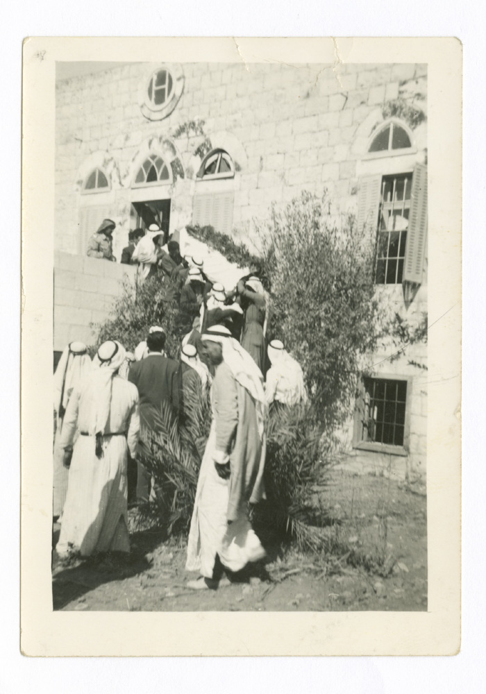 مجموعة من الناس في جنازة