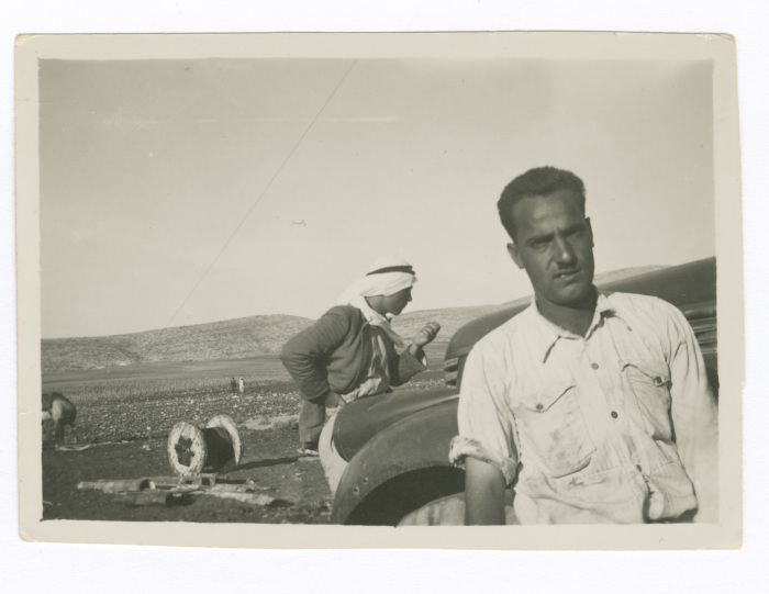 اشخاص يعملون في الزراعة