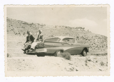 رجلان في سيارة