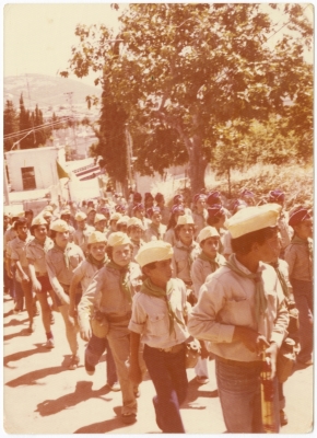 استعراض كشفي لطلاب في المرحلة الإبتدائية