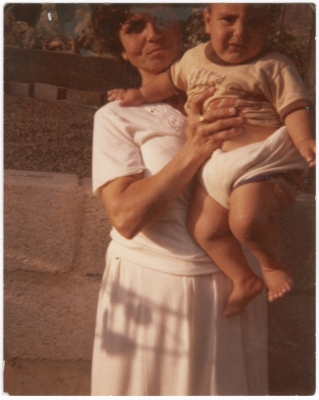 سيدة وابنة أُختها في شعب ببداية السبعينات