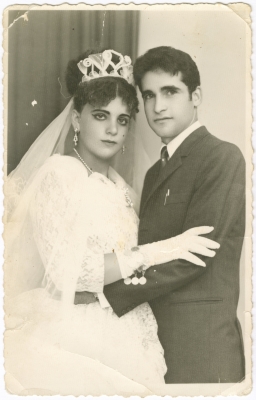 صورة لرجل و امرأة من شعب في يوم زفافهما