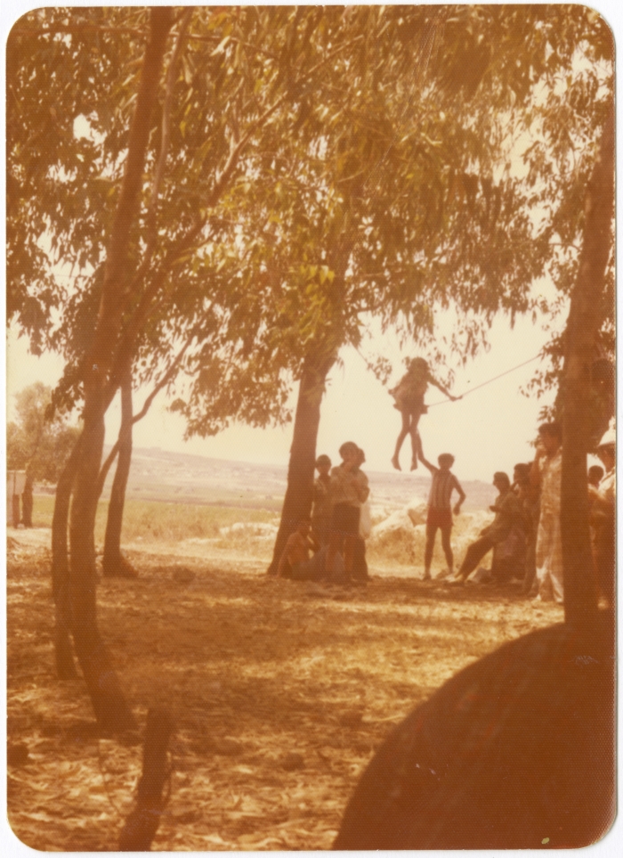 مجموعة من الناس في فعالية ما بمنطقة معار