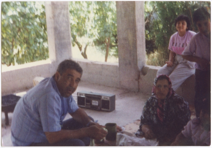 أفراد عائلة سعدة في أول منزل حجري بنوه