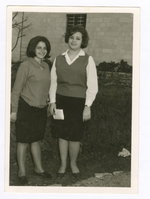 غادة رشيد والمعلمة هالة حماد، في دار المعلمين