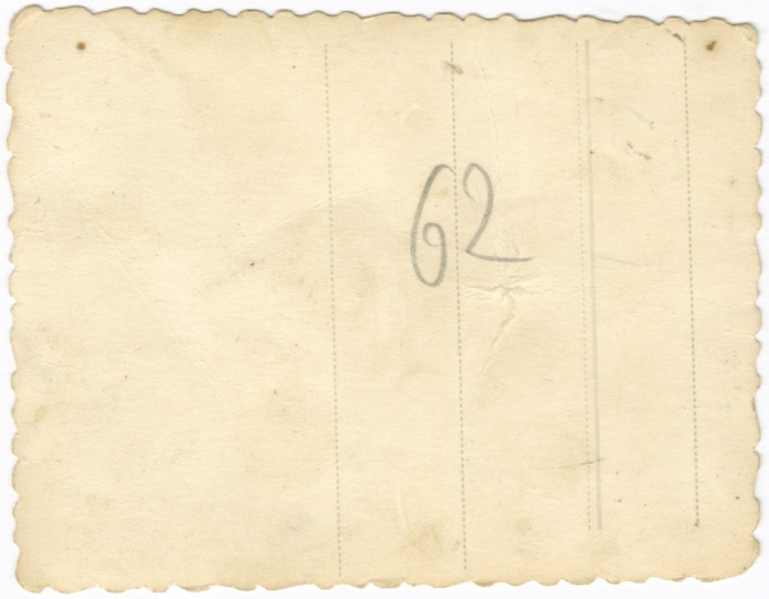 صورة لسيدة و ابنتها و حفيدها أمام بركية في شعب