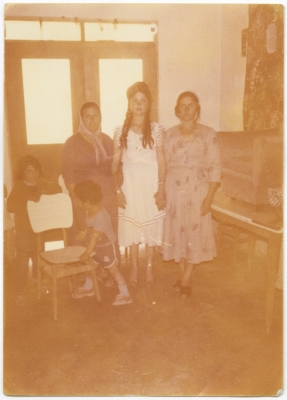 صورة لسيدات في عرس في شعب في السبعينات