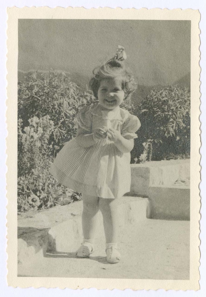 صورة لطفلة في حديقة