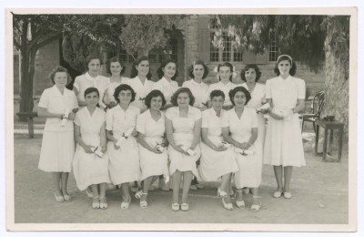 صورة لطالبات من مدرسة الفرندز 