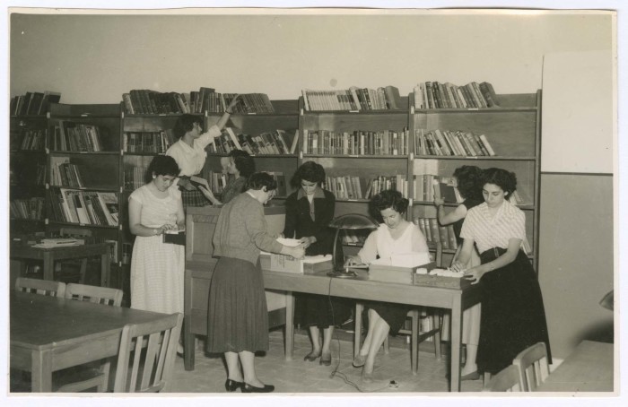 طالبات في مكتبة مدرسة الفرندز