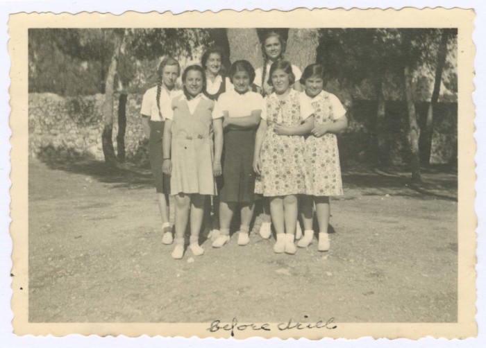 دمية وهالة السكاكيني مع مجموعة طالبات