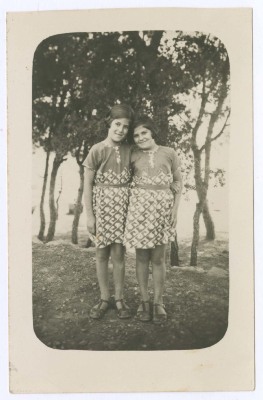 دمية وهالة خليل السكاكيني 