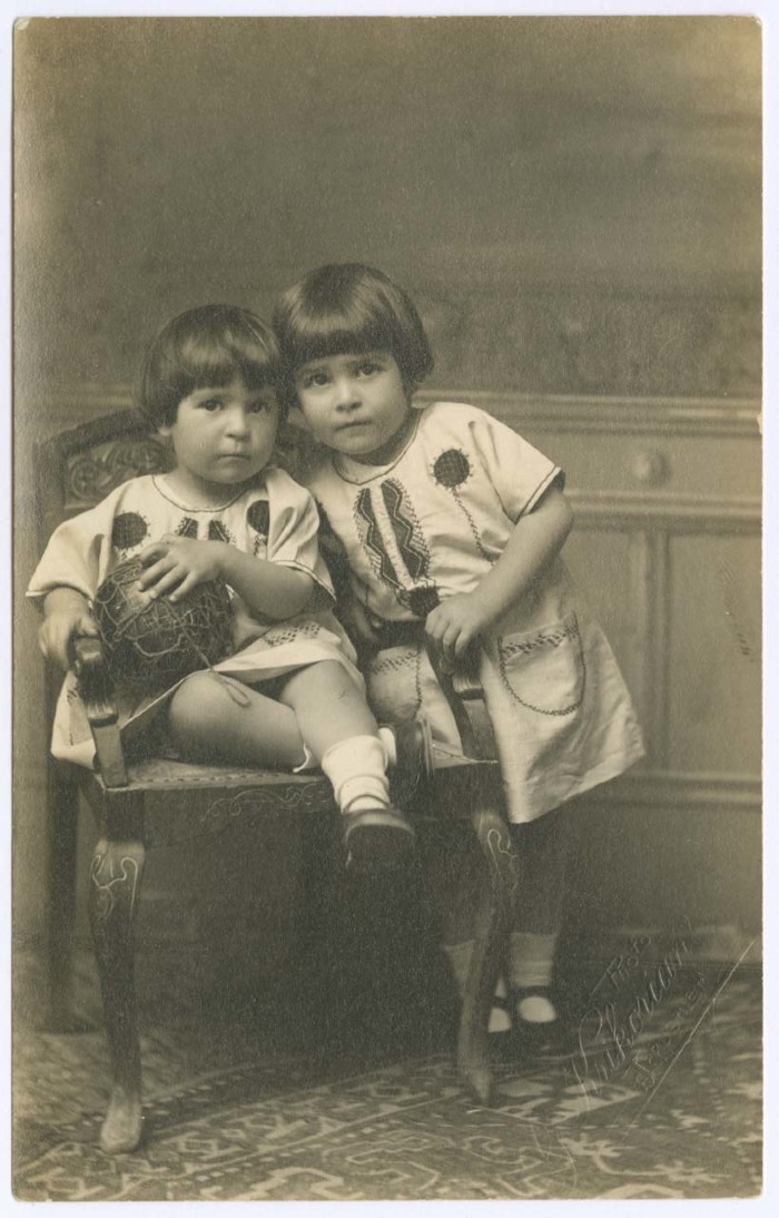 دمية وهالة السكاكيني عام 1926. 