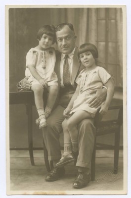  خليل السكاكيني مع ابنتيه دمية وهالة، 1928