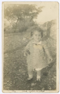 صورة شخصية لدمية خليل السكاكيني بعمر السنة 