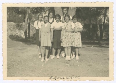 دمية وهالة السكاكيني مع مجموعة طالبات