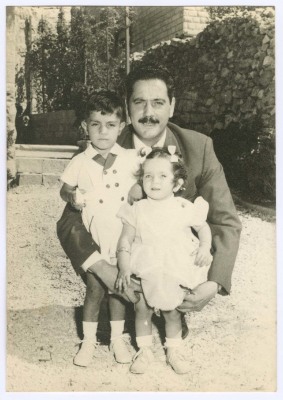 صورة لرجل وطفلين