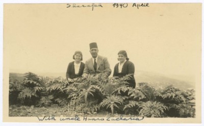  دمية وهالة خليل السكاكيني برفقة حنا زكريا، الشرفة، البيرة، نيسان 1940