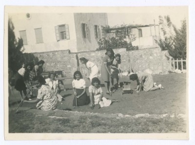 صورة لمجموعة من طالبات الكيلة الأمريكية للبنات يفلحن الأرض