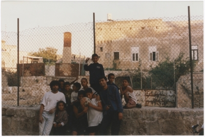 شبان في حارة في عكا