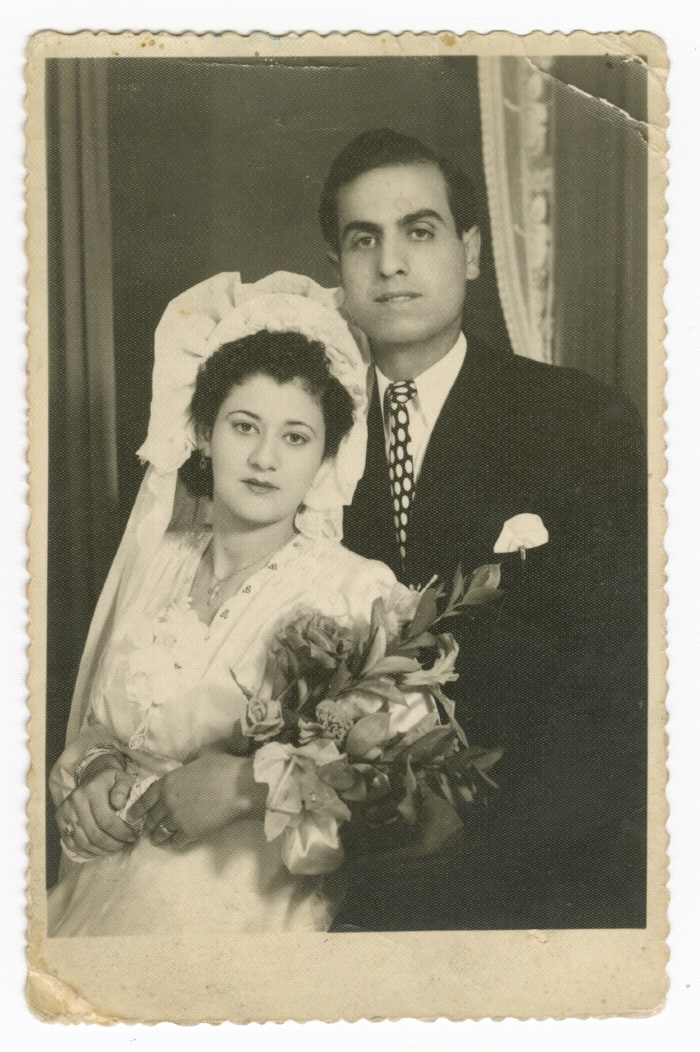 رجل ومرأة اثناء حفل زفافهم من عائلة السيدة لميس أبو نحلة 