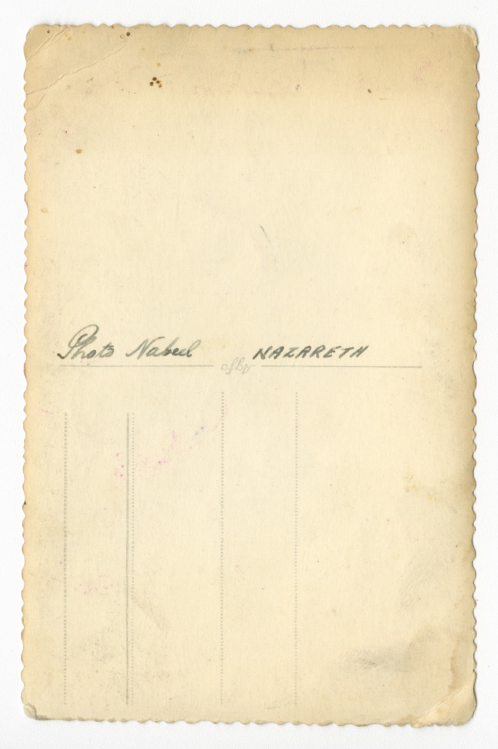 رجل ومرأة اثناء حفل زفافهم من عائلة السيدة لميس أبو نحلة 