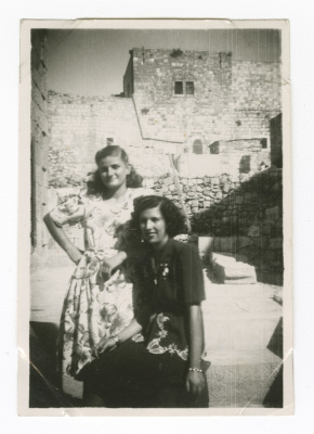 نساء من عائلة السيدة لميس أبو نحلة 