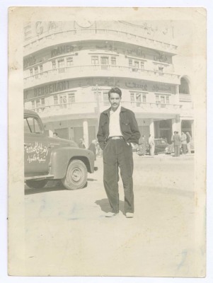 صورة رجل امام مبنى