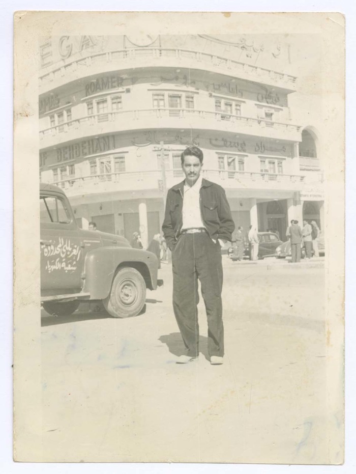 صورة رجل امام مبنى