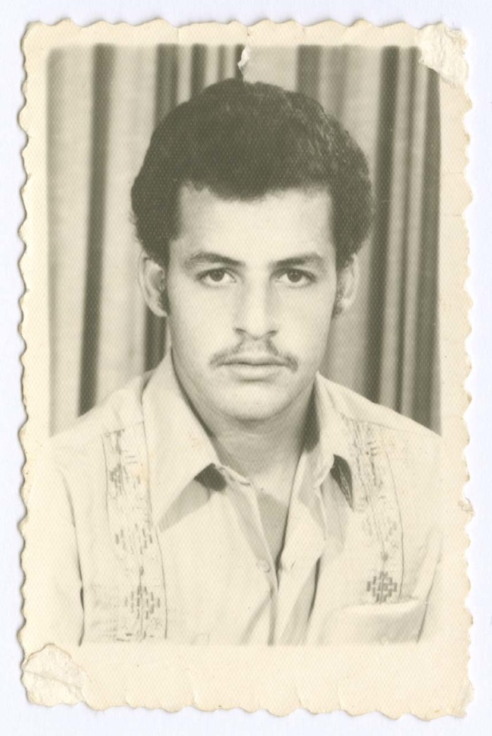 صورة لشاب بالابيض والاسود