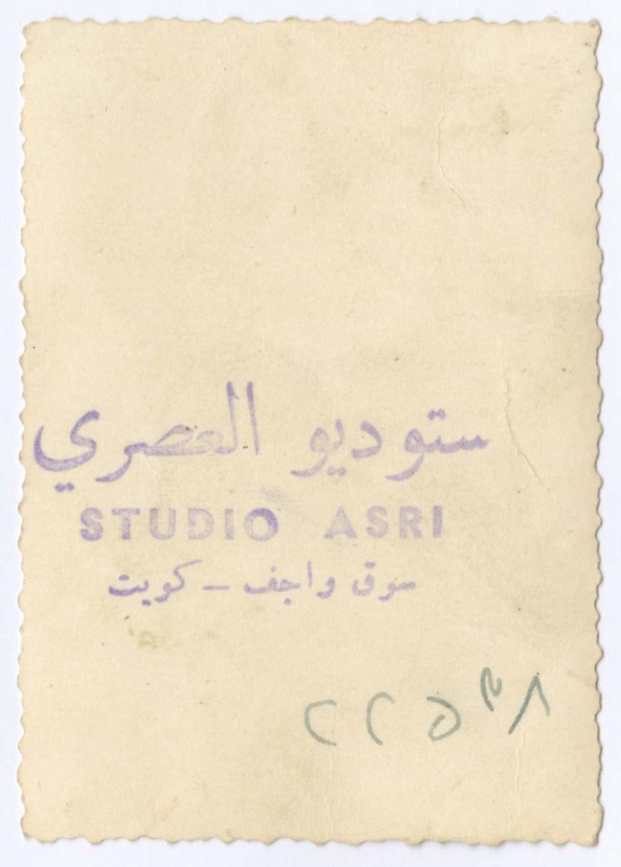 رجل يرتدي قبعة وبدلة وربطة عنق