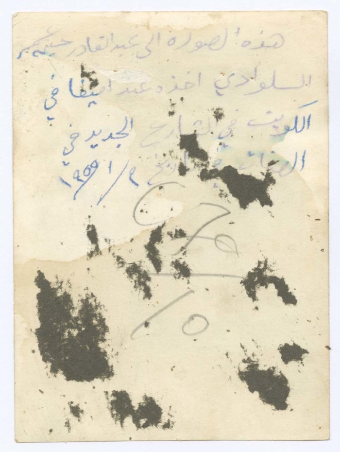 صورة رجل امام مبنى