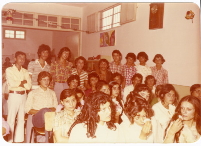 صورة لمجموعة رجال ونساء