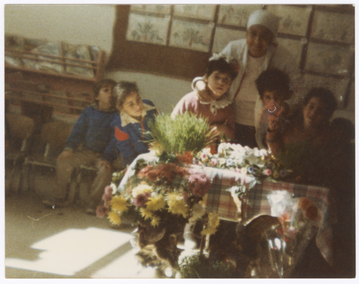 صورة امرأة ومجموعة اطفال 