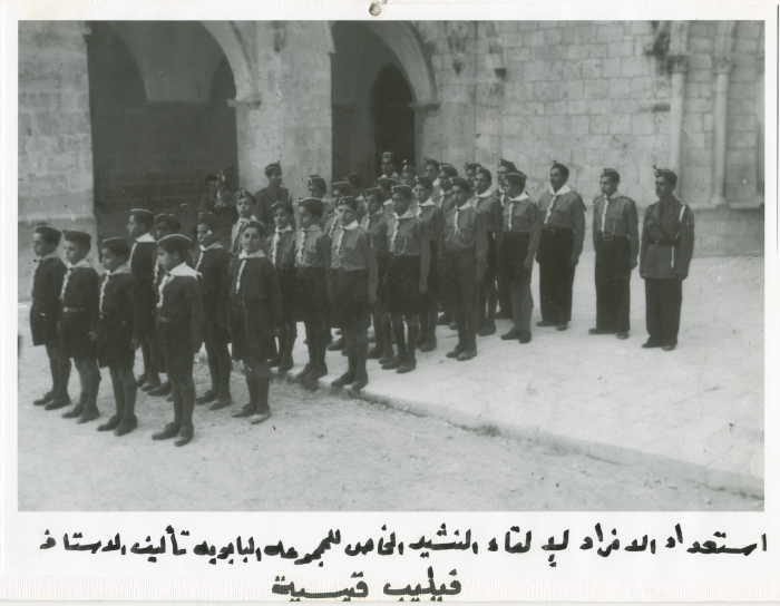 استعداد افراد الكشافة لالقاء النشيد الخاص بهم