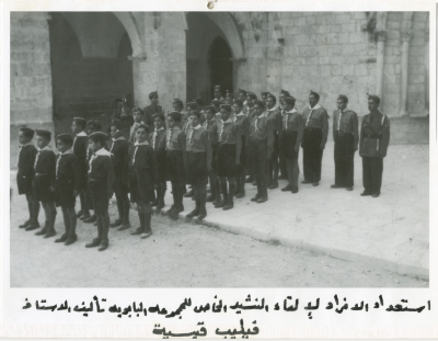 استعداد افراد الكشافة لالقاء النشيد الخاص بهم