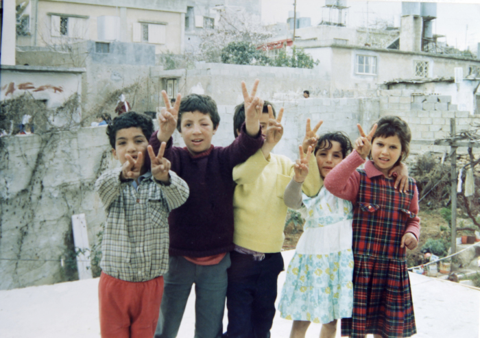 أطفال من مخيم الدهيشة يرفعون شارة النصر