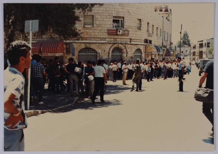 جنازة الشهيد عمر القاسم تجوب شارع صلاح الدين، القدس، 6 حزيران 1989
