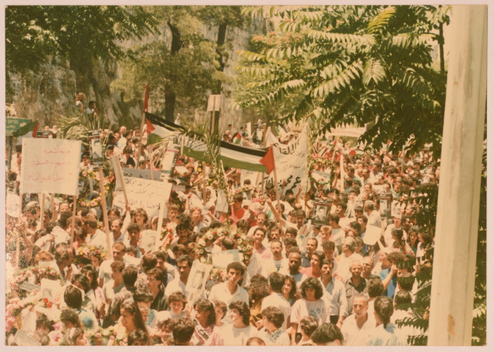 حشود يحملون أعلاماً ولافتات في جنازة الشهيد عمر القاسم، القدس، 6 حزيران 1989