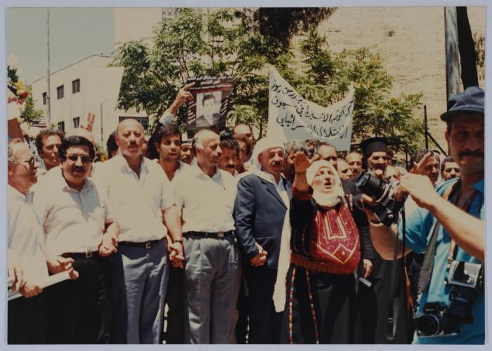 مسنة تهتف في جنازة الشهيد عمر القاسم، القدس،6 حزيران 1989