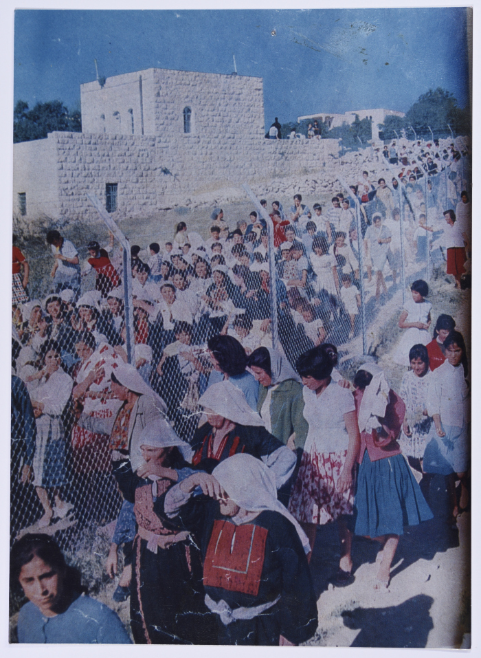 صورة من عرسٍ فلسطيني على جانبي السلك الفاصل في قرية بيت صفافا، 1962
