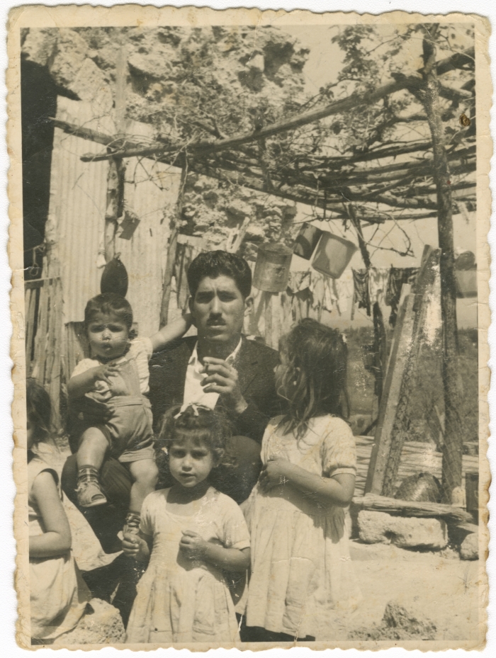 علي محمد الزيني برفقة أطفاله، المزرعة 